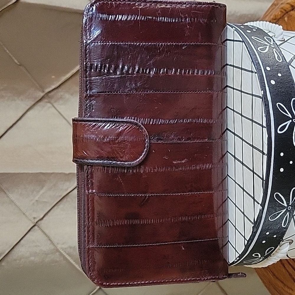 VGUC- Vintage EelSkin Leather Lined Full Size Wallet